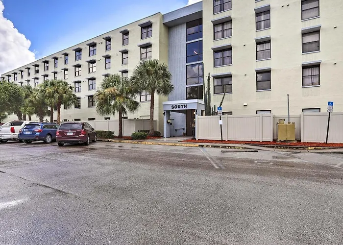Convenient Clearwater Condo < 4 Mi To Beach!
